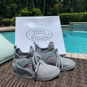 STEVE MADDEN WEDGED SNEAKER